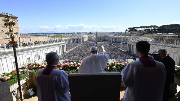 El Papa reza para que la alegría pascual rompa la oscuridad del pecado, la  guerra y las luchas - OSV News