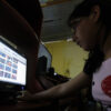 Una ilustración muestra a una adolescente mirando su página de Facebook.