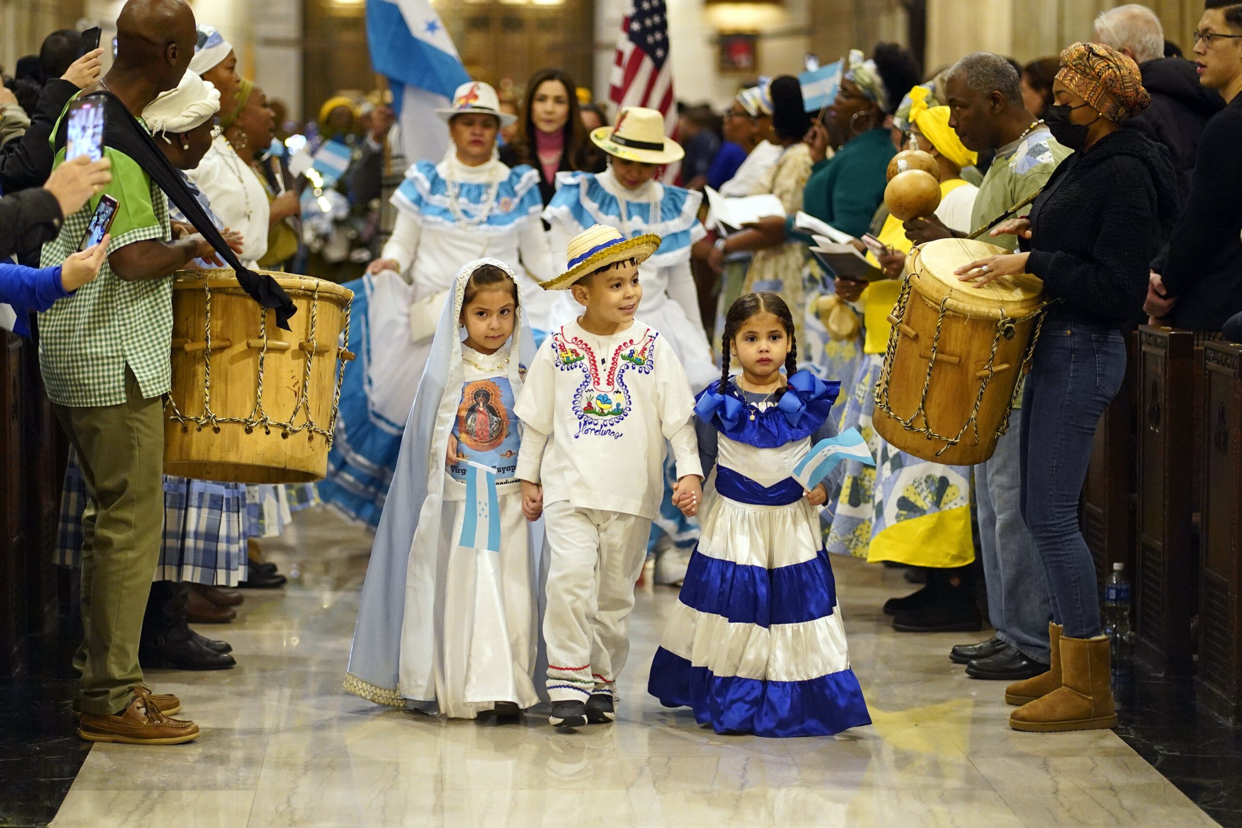 Mes de la hispanidad columna: Niños vestidos con trajes tradicionales llegan en procesión a una Misa en español celebrada en honor de Nuestra Señora de Suyapa, patrona de Honduras, en la Catedral de San Patricio de Nueva York el 5 de febrero de 2023. (Foto OSV News/Gregory A. Shemitz)