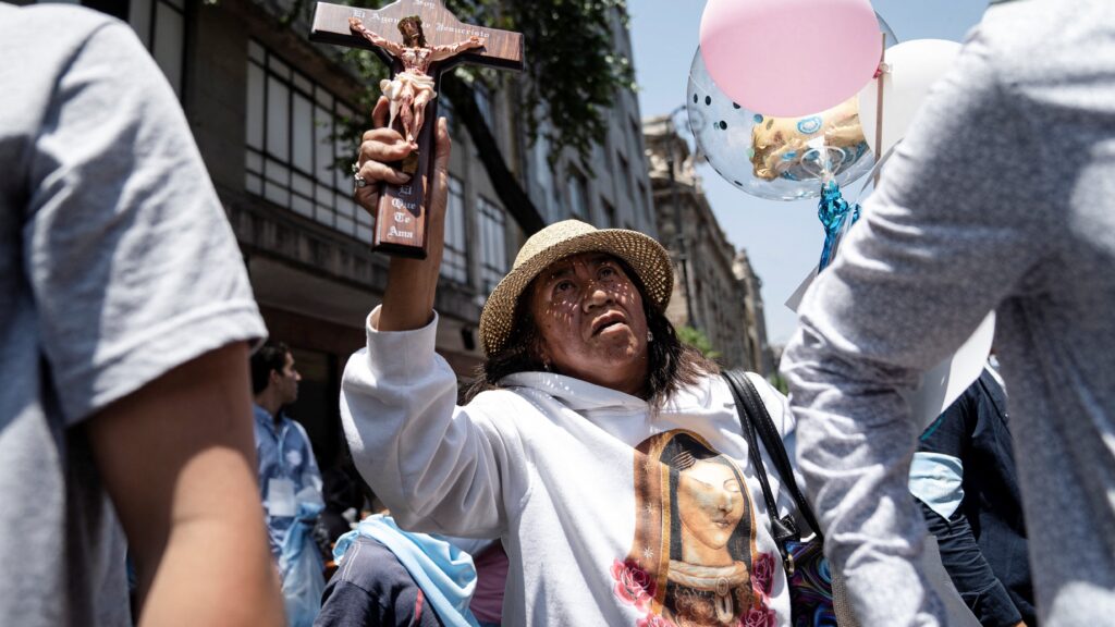Una mujer sostiene una cruz mientras participa en una Marcha por la Vida contra el aborto en Ciudad de México el 7 de mayo de 2022.(Foto de OSV News/Toya Sarno Jordan)