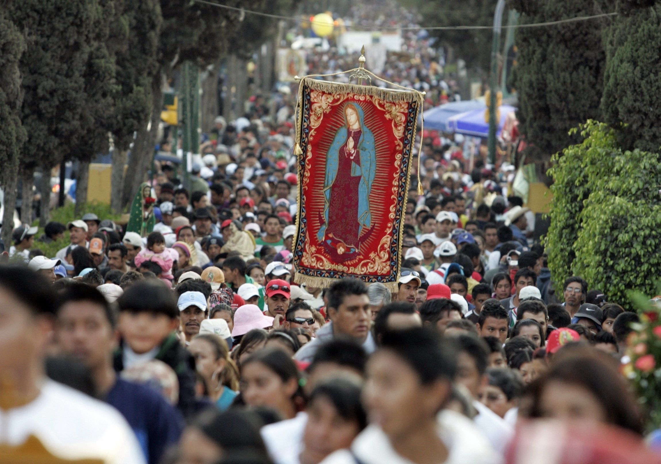 Una foto de archivo muestra a peregrinos dirigiéndose a la Basílica de Santa María de Guadalupe en Ciudad de México. Millones de mexicanos se dirigieron a la basílica para celebrar la festividad de Guadalupe el 12 de diciembre. La fiesta celebra la aparición de la Virgen María a San Juan Diego en 1531 cerca de la actual Ciudad de México. (Foto OSV News/Felipe Courzo, Reuters)