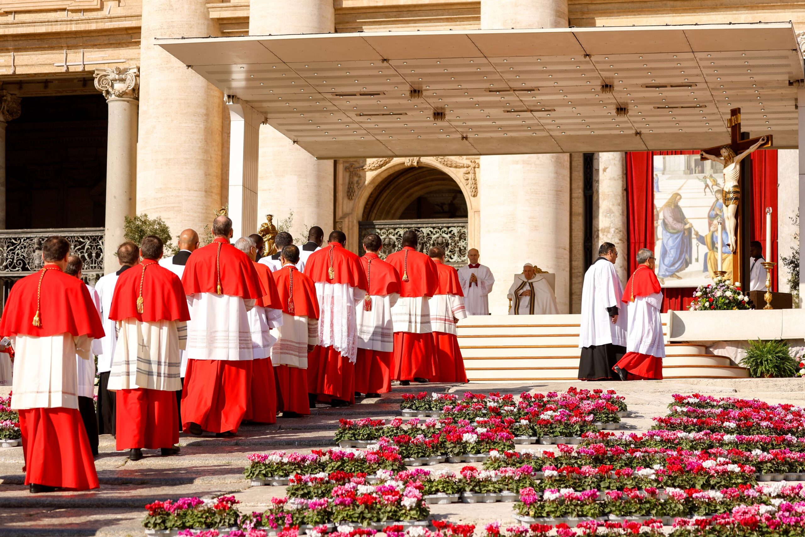 El Papa Francisco y los nuevos cardenales en el consistorio para la creación de 21 nuevos cardenales en la Plaza de San Pedro del Vaticano el 30 de septiembre de 2023. (Foto CNS/Lola Gomez)