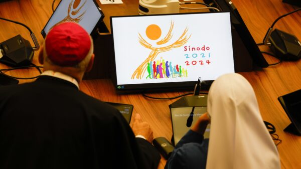 Los participantes en la asamblea del Sínodo de los Obispos se reúnen en el Aula de Audiencias Pablo VI del Vaticano antes de la primera sesión de trabajo de la asamblea del Sínodo de los Obispos el 4 de octubre de 2023. (Foto CNS/Lola Gomez)