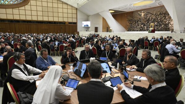 Participantes en la asamblea del Sínodo de los Obispos reunidos en el Aula de Audiencias Pablo VI del Vaticano el 25 de octubre de 2023. (Foto CNS /Vatican Media)