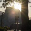 Una persona camina sola por un sendero cerca de Glacier Point al amanecer en el Parque Nacional Yosemite, California, el 2 de julio de 2021. "Abrir brechas" está relacionado con esforzarse para abrir nuevos caminos para las personas que vendrán después de ti. (Foto OSV News/Tracy Barbutes, Reuters)