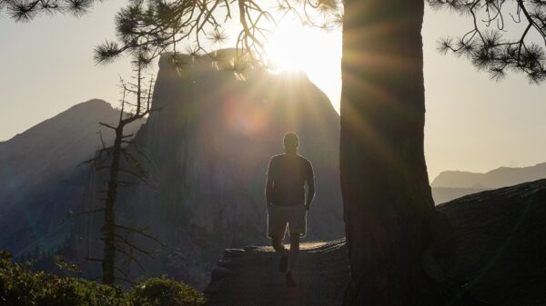 Una persona camina sola por un sendero cerca de Glacier Point al amanecer en el Parque Nacional Yosemite, California, el 2 de julio de 2021. "Abrir brechas" está relacionado con esforzarse para abrir nuevos caminos para las personas que vendrán después de ti. (Foto OSV News/Tracy Barbutes, Reuters)