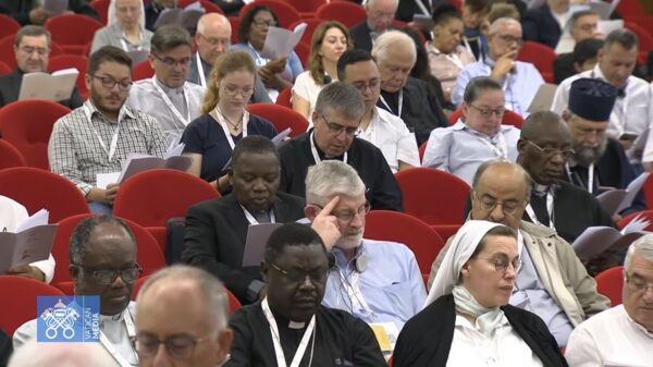 Miembros de la asamblea del Sínodo de los Obispos recitan la oración de la mañana durante su retiro fuera de Roma en esta captura de pantalla del 3 de octubre de 2023. (Foto CNS/Vatican Media via YouTube)