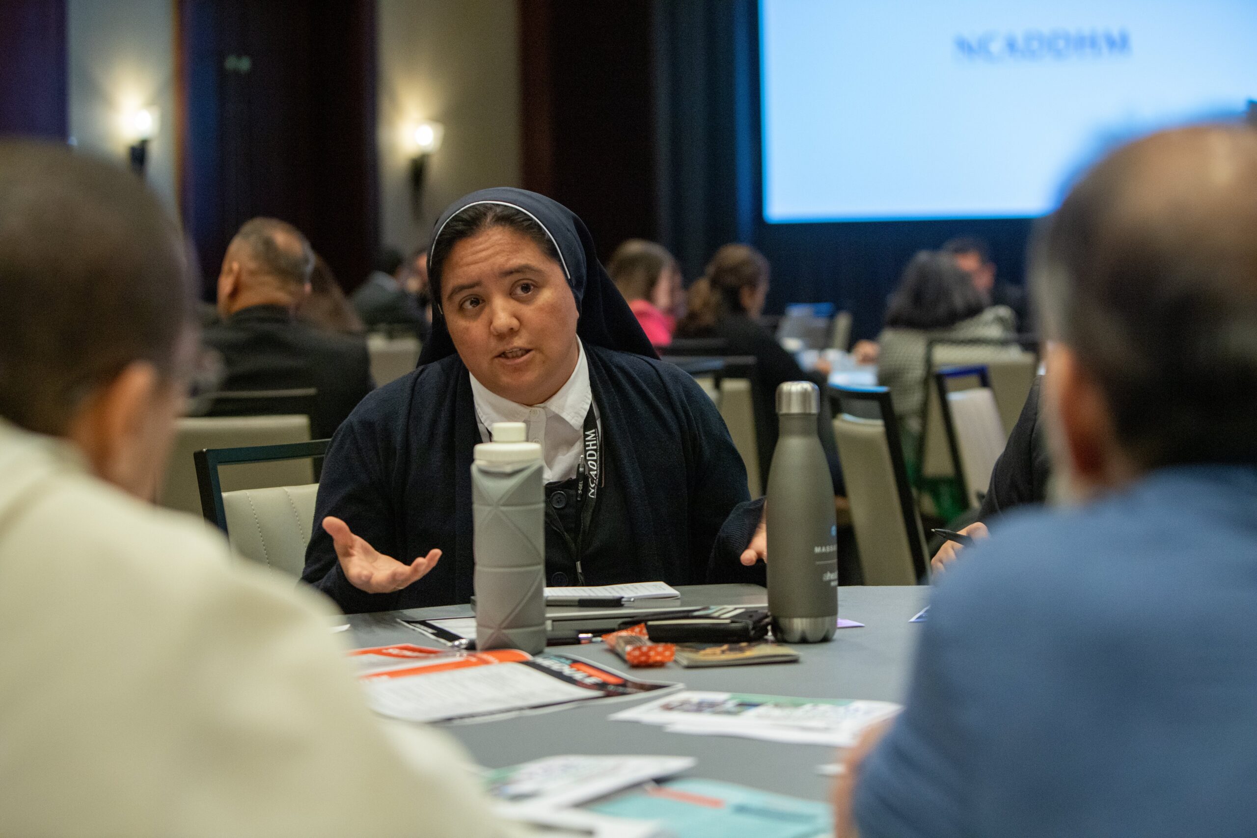 La hermana Elsa Narváez, consultora de evangelización para las comunidades hispanas de la Arquidiócesis de Boston, habla durante las discusiones en pequeños grupos en la conferencia anual de la Asociación Nacional Católica de Directores Diocesanos para el Ministerio Hispano (NCADDHM) el 11 de octubre en Houston. (Foto OSV News/James Ramos, Texas Catholic Herald)