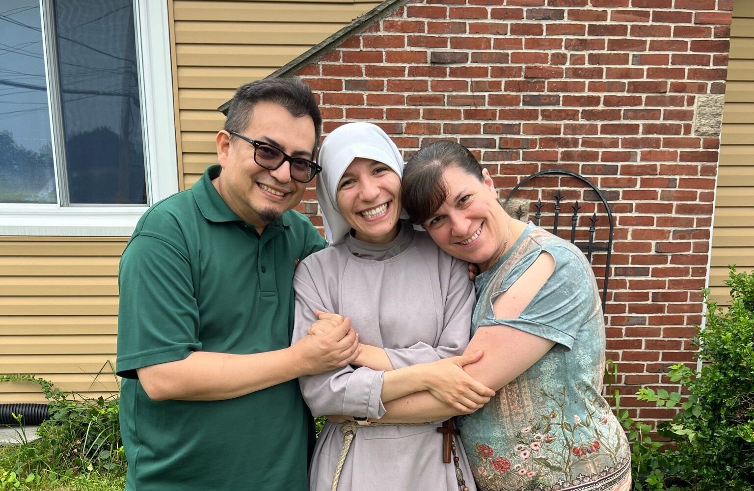 Silvio y Becky Cuéllar con su hija, Sister Juan Maria of the Holy Spirit, quien se encontraba a punto de comenzar su último año de noviciado con las hermanas franciscanas de la renovación (CFR) en el Convento de Our Lady Queen of Angels en New York. (Foto OSV News photo/cortesía de Silvio Cuéllar)