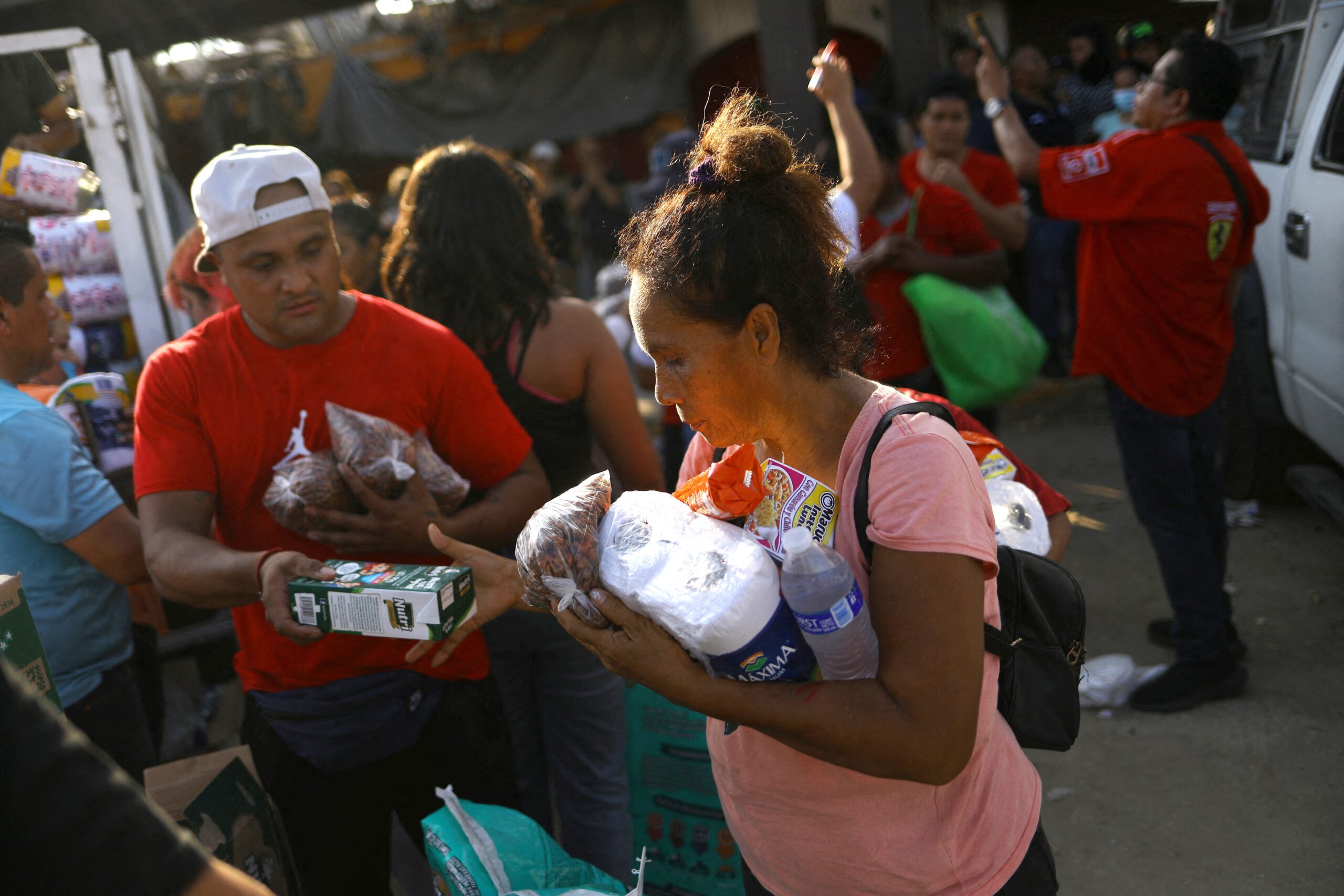 Una mujer recibe suministros en Acapulco, México, el 4 de noviembre de 2023, tras la devastación causada por el huracán Otis. Las secciones de Cáritas de todo México han establecido centros de recogida y enviado donativos a Acapulco, que quedó incomunicado tras el paso del huracán Otis por este destino turístico el 25 de octubre. (Foto OSV News/Jose Luis Gonzalez, Reuters)