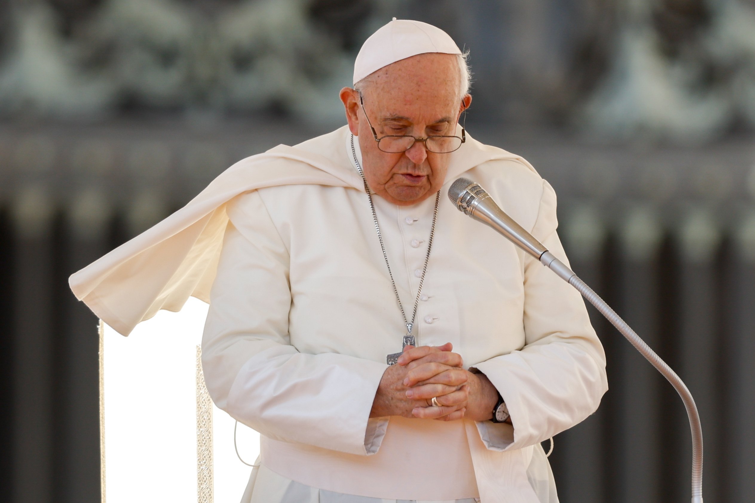 El Papa Francisco reza durante su audiencia general semanal el 8 de noviembre de 2023 en la Plaza de San Pedro en el Vaticano. (Foto CNS/Lola Gomez)