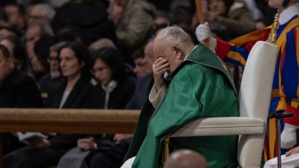 El Papa Francisco reza durante la Misa por la Jornada Mundial de los Pobres en la Basílica de San Pedro en el Vaticano el 19 de noviembre de 2023. (Foto de CNS/Pablo Esparza)