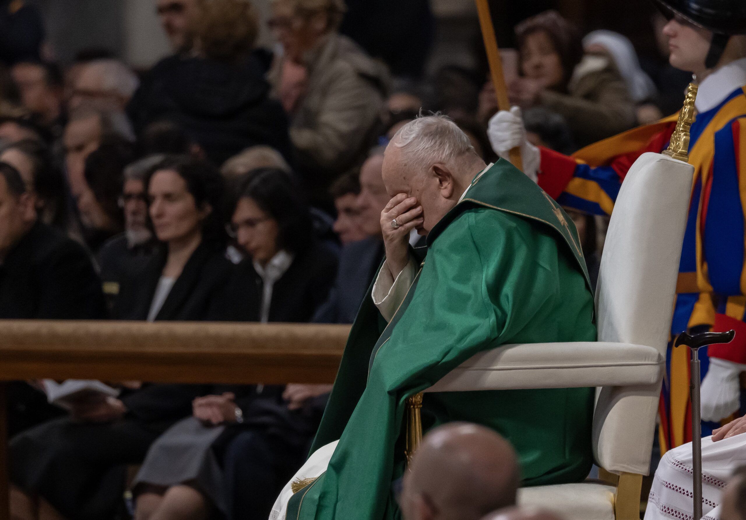 El Papa Francisco reza durante la Misa por la Jornada Mundial de los Pobres en la Basílica de San Pedro en el Vaticano el 19 de noviembre de 2023. (Foto de CNS/Pablo Esparza)