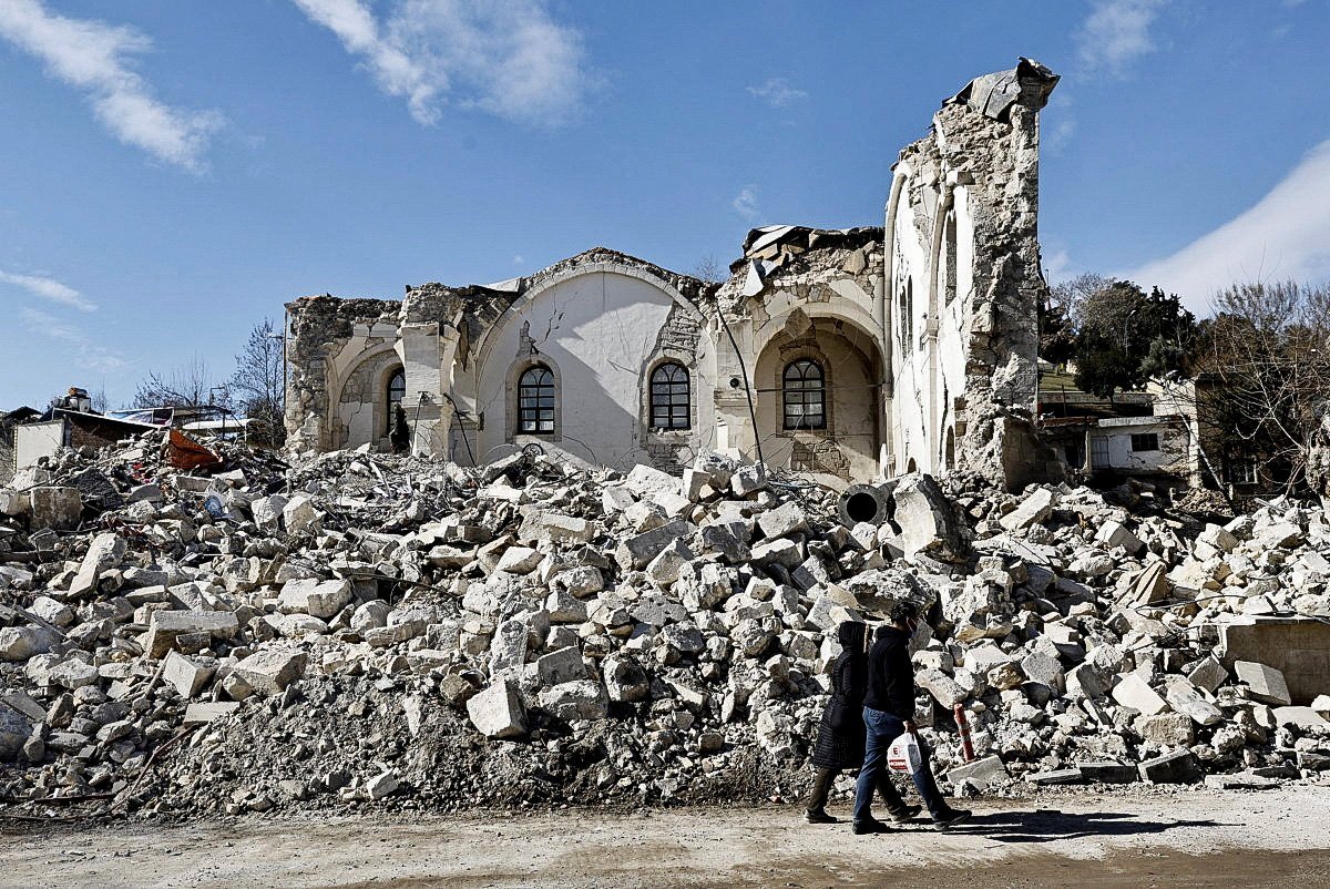 Yıkıcı depremden bir yıl sonra, Türkiye ve Suriye'de hayatta kalanlar yanıt arıyor ve yardım çağrısında bulunuyor