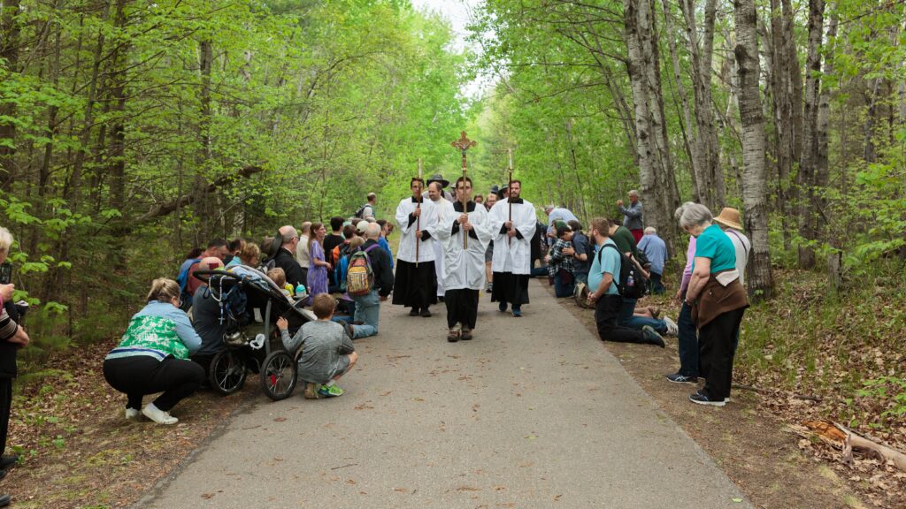 'The King is coming!' Pilgrims journey with the Eucharist through God's Northwoods cathedral - Vimarsana News