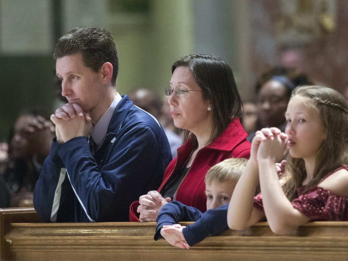 FAMILY PRAY MASS WASHINGTON