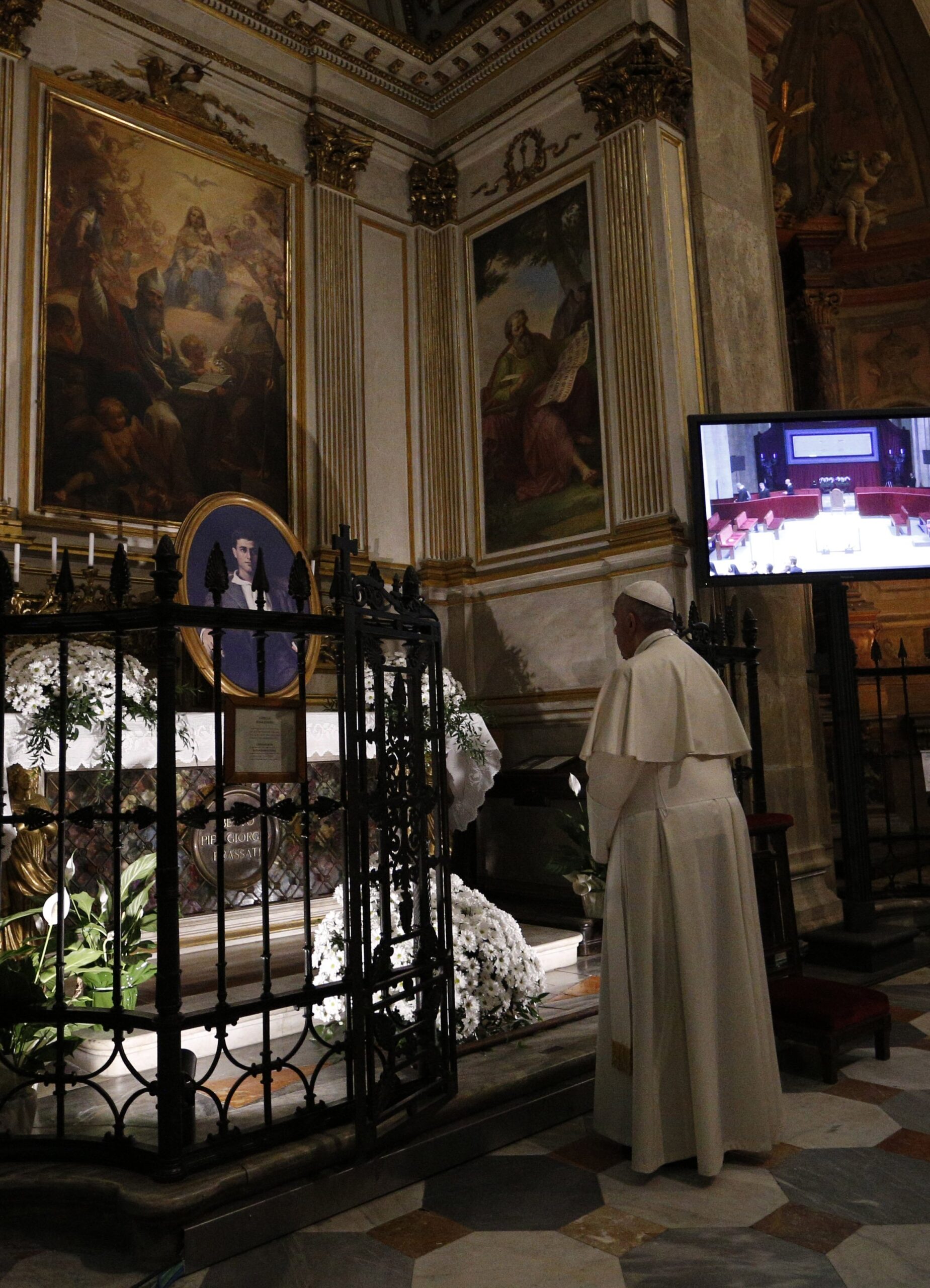 Pope sets consistory...