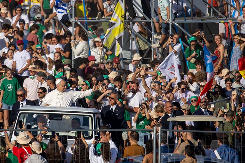 Pope visits teen who...