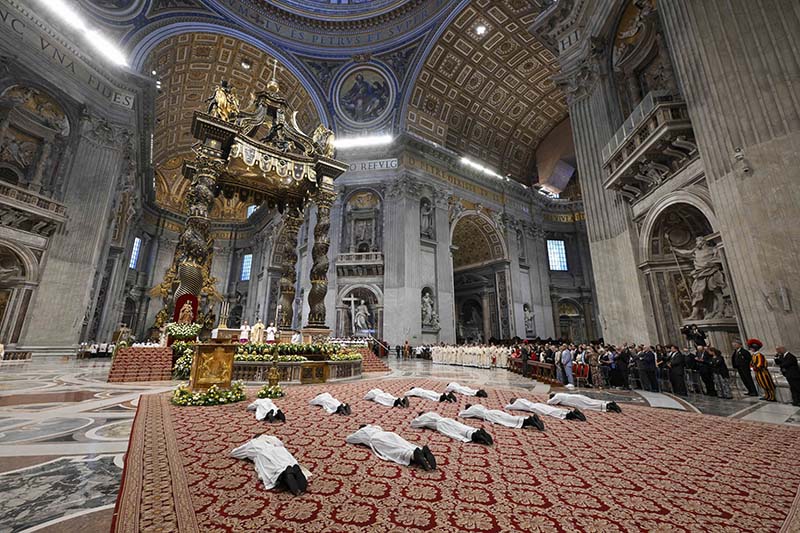 Vatican statistics show fewer priests, more lay missionaries