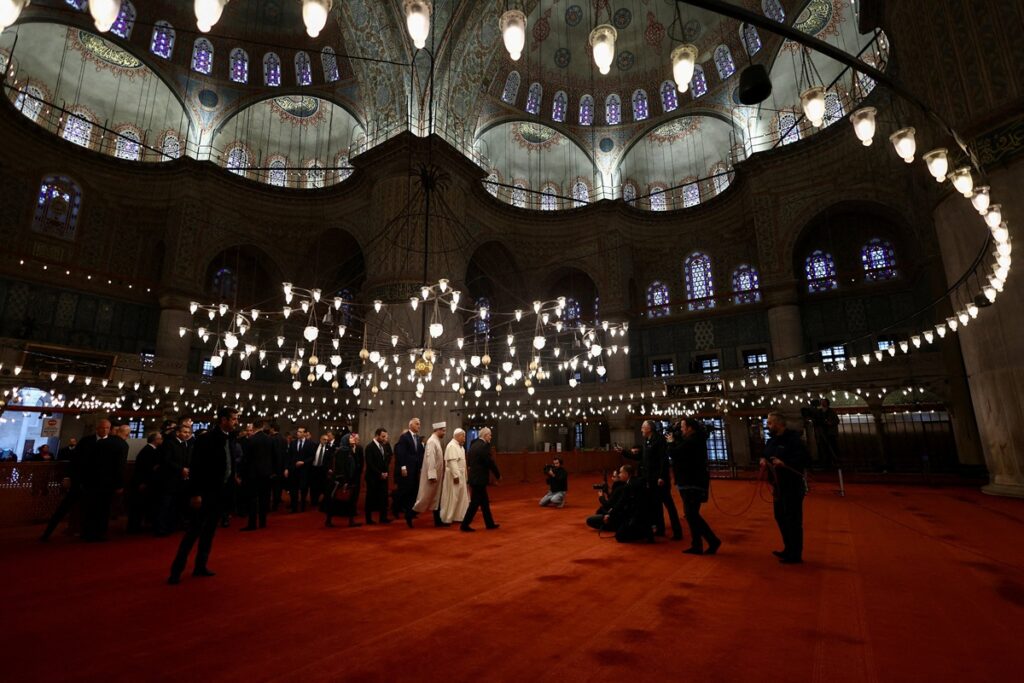 Pope visits famous I...