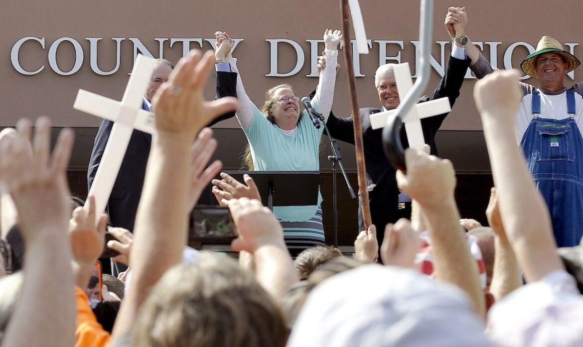 Supreme Court declines Kim Davis case seeking to overturn same-sex ...