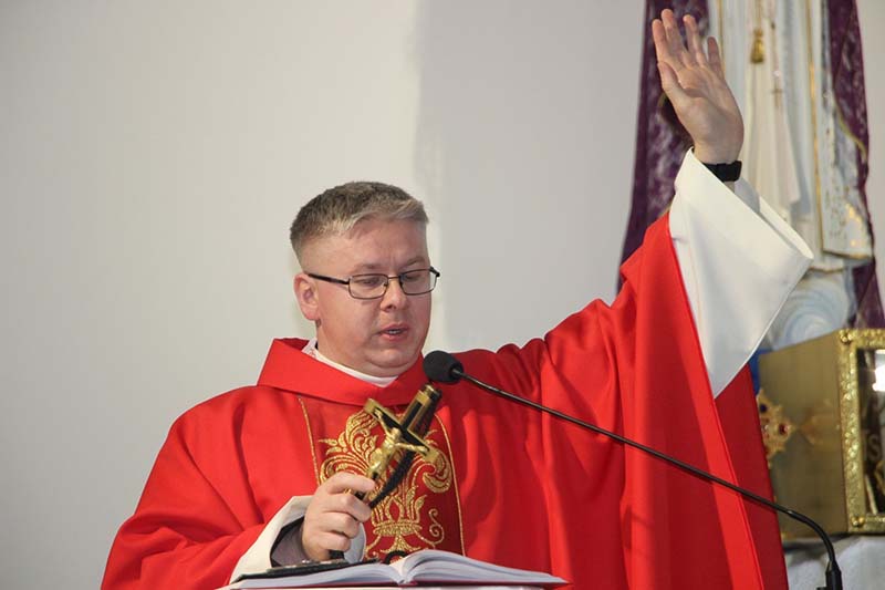 2 Catholic priests f...