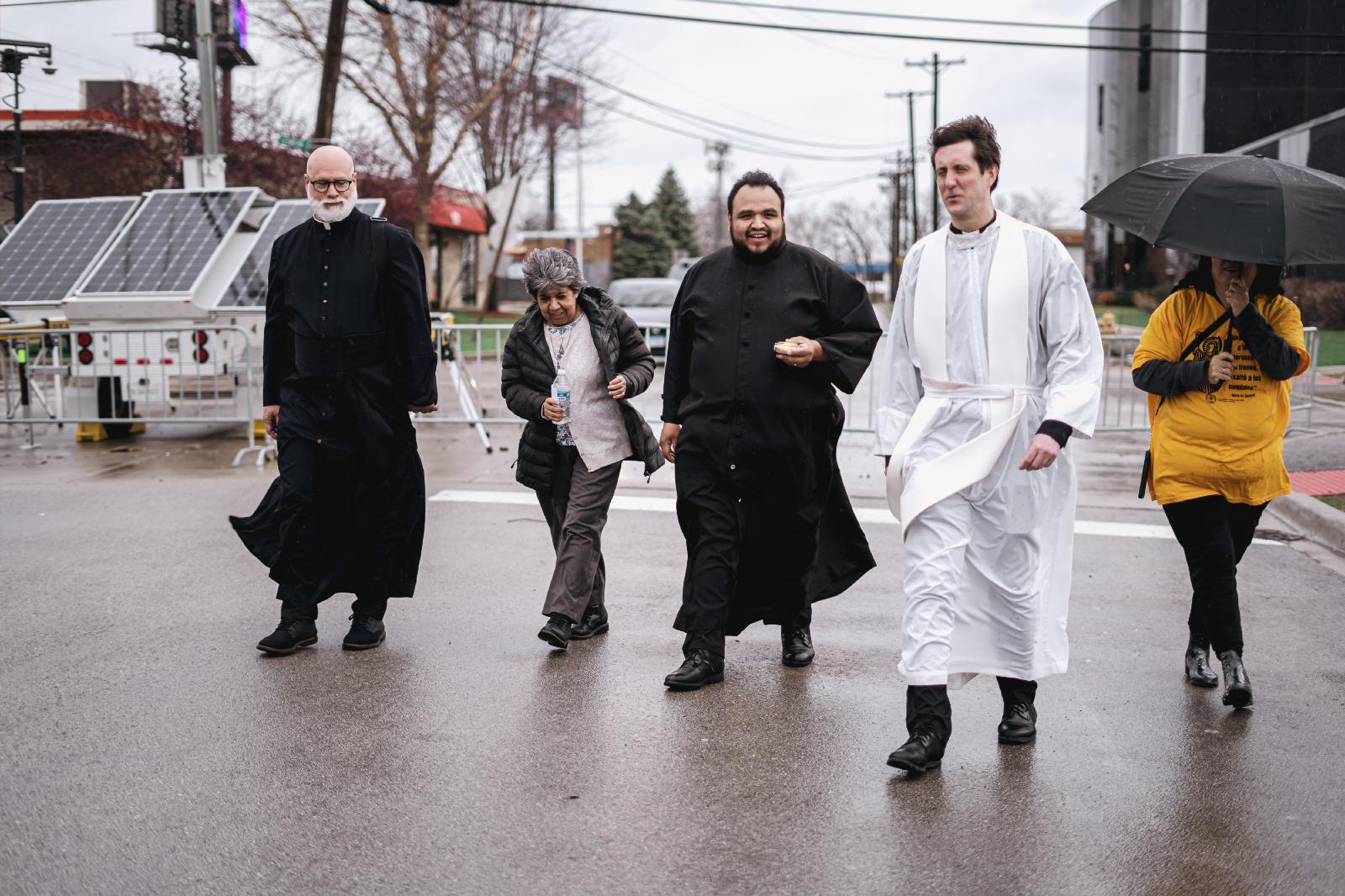 Chicago group’s Easter Triduum visits bring comfort of the Eucharist to ICE detainees