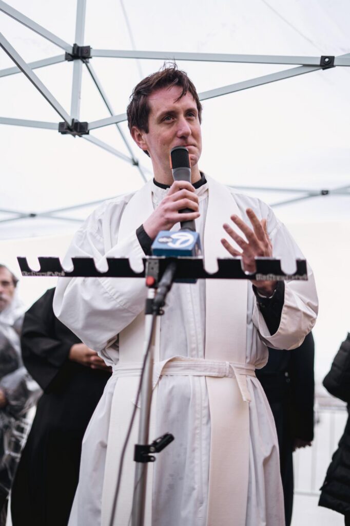 Chicago group’s Easter Triduum visits bring comfort of the Eucharist to ICE detainees