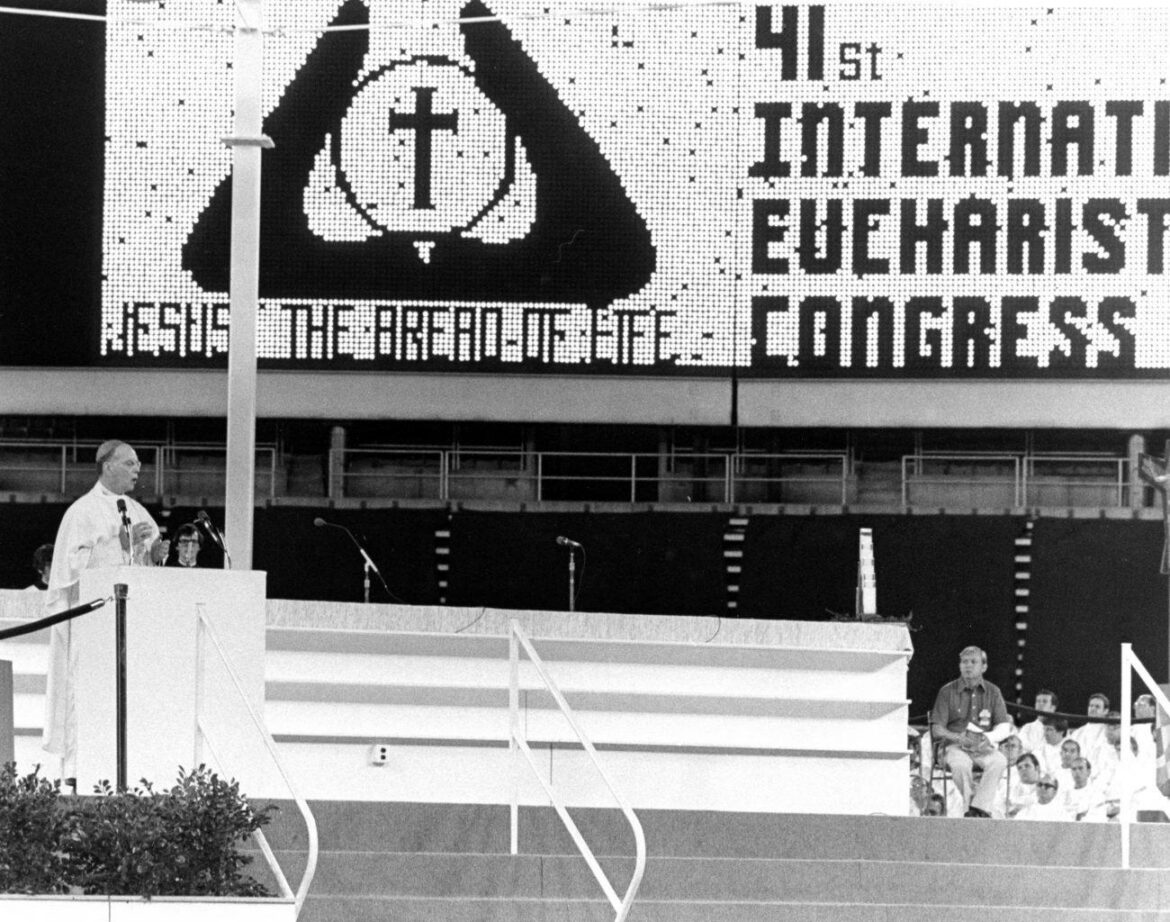 Eucharist drew more than a million, including saints, to Philadelphia in bicentennial year